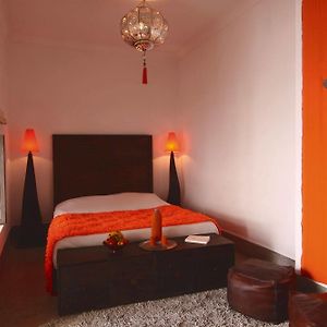Zimmer mit Kingsize-Bett
